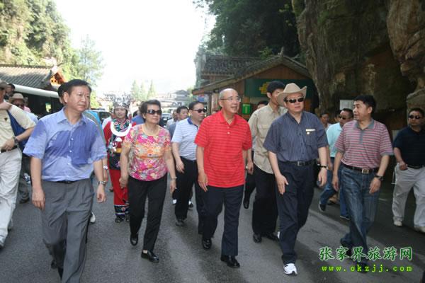 张家界市委书记胡伯俊（左一）陪同国民党主席吴伯雄（正中）前往梯玛神歌剧场