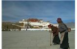西藏布达拉宫下的老人